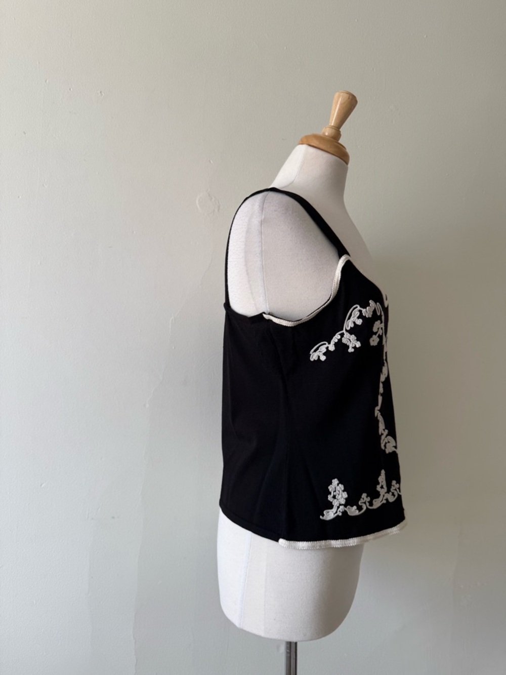 Black Embroidered Camisole Top White Floral Cottagecore Coquette - Picture 4 of 7